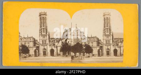 Vue sur le clocher de l'église Saint-Germain-l'Auxerrois à Paris .. Banque D'Images