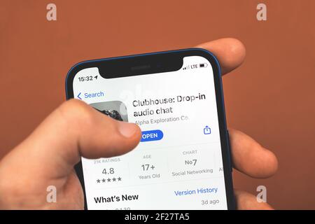 Kharkov, Ukraine - Mars 9, 2021: L'homme va installer Clubhouse Drop dans l'application Audio Banque D'Images
