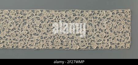 Jabot van naaldkant a rencontré elkaar doorsnijdende ranken.Jabot de couleur naturelle aiguille vénitienne côté 'gros point'. Bar très ouvert décoré de fûts. De voltes-C symétriques dans le coeur, des vergroares largement ondulés, qui gonfle et les ouvertures sont fournies pour laisser des tendres de croisement. Au milieu, sur les noeuds et les sommets se trouvent de nombreuses fleurs de palmier à palmier en forme de lobé, qui ne sont répétées que dans les deux moitiés symétriques. Banque D'Images