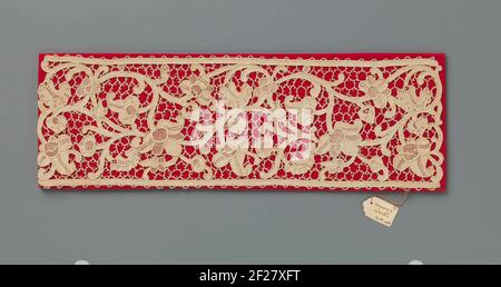 Strook naaldkant op een met rood textiel bekleed stuk karton.Strip côté naturel de l'aiguille: Côté de relief vénitien. Le côté est mis sur un morceau de carton recouvert de textile rouge. Le motif en dentelle se compose de larges tendrils de curling avec différents types de fleurs. Une fleur est un peu plus petite que l'autre mais les fleurs sont toutes assez abruptes, presque chaque coeur de fleur est ovale. Les motifs sont reliés par un sol de barres pichées. Des terrains ornementaux sont appliqués dans les fleurs. Le haut et le bas de la bande sont droits et les deux arches parfumées avec une rangée, qui sont attachés au straig Banque D'Images