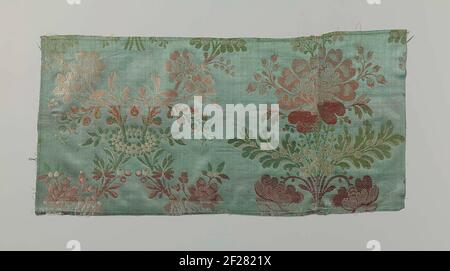 Fragment veelkleurig zijdesatijn.fragment d'un tissu de soie; sur fond de satin vert, en sergé un motif de deux grandes branches de fleurs incurvées, rassemblées avec une couronne, alternativement avec un grand hibou floral blanc, jaune, vert, rose et violet. Bord libre: Cousu l'un de l'autre avec la couture 2 cousus; 0.5 cm, torsadé. Banque D'Images