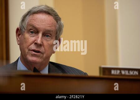 Joe Wilson, représentant des États-Unis (républicain de la Caroline du Sud), s'exprime lors d'une audience à Washington, DC, États-Unis, le mercredi 10 mars, 2021. L’administration Biden envisage de retirer toutes les troupes d’Afghanistan d’ici le 1er mai, car elle s’appuie sur le président Ashraf Ghani pour accélérer les pourparlers de paix avec les talibans, notamment en soutenant une proposition de discussions à six nations incluant l’Iran. Credit: Ting Shen/Pool via CNP /MediaPunch Banque D'Images