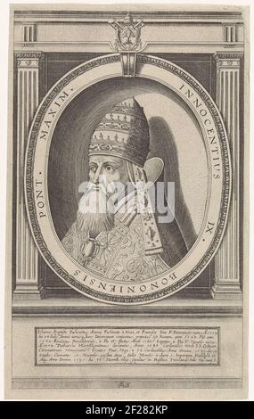 Portrait du Pape Innocent IX vêtu de la robe papale, dirigé la tête avec le tiara papal. Buste à gauche dans une liste ovale de périphériques. Son arme papale est représentée au milieu. Sous le portrait sept règles de texte en latin. Banque D'Images