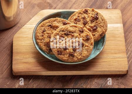 Une photo en gros plan de biscuits aux pépites de chocolat sur un rustique arrière-plan en bois Banque D'Images