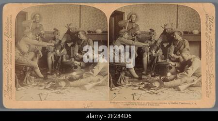 Mise en scène de six hommes qui mangent et boivent dans une maison détruite en Afrique du Sud; Remington Scouts appréciant le déjeuner dans une maison paysanne - naufrés par Kaffirs, YaaSfontein, Afrique du Sud .. Banque D'Images