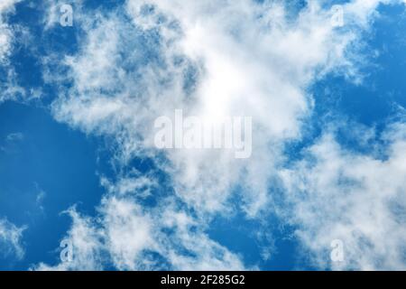 Ciel bleu sarcelle avec des nuages blancs, un arrière-plan abstrait Banque D'Images