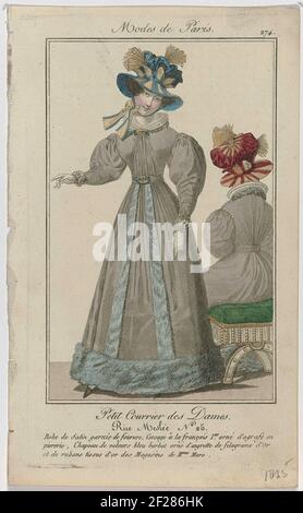 Petit courrier des Dames, 1825, n° 274 : Robe de Satin garnie de fourur (...).Femme debout vêtue d'un jeune de satin, garnie de fourrure. Le corsage 'à la François 1er.', décoré avec un accord avec des pierres précieuses. Sur la tête un chapeau de velours bleu, décoré d'une aigrette de 'philangaris' de couleur or (?) Et rubans de tissu doré, 'des Magasins de Mure'. Autres accessoires: Deux bracelets autour du poignet gauche, gants, ceinture avec boucle, chaussure plate avec nez pointu. À droite, une femme assise, vue à l'arrière, vêtue de la même robe. Imprimé du magazine de mode petit Co Banque D'Images