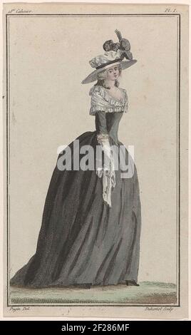 Cabinet des modes ou des modes nouvelles, 1 août 1786, PL. I.Femme dans un juke et une jupe de deuil du côté du robinet noir, convient pour le deuil lourd. Autour des épaules un fichu ou un collier déposé avec des volants. Accessoires: Chapeau à bord large et plumes, gants longs, zadoek, chaussures avec talons. L'imprimé fait partie du 18e Cahier du Cabinet des modes ou des modes nouvelles. La série se compose de 72 reproductions de mode, émises par Buisson, Paris, 15 novembre 1785 - 1 novembre 1786. Banque D'Images