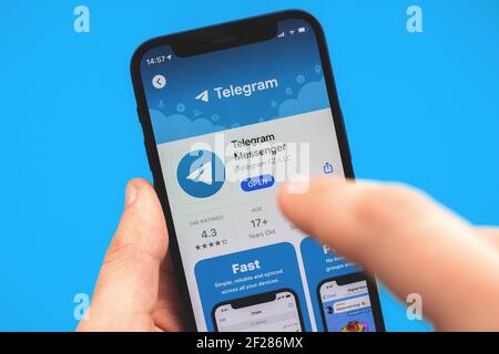 Kharkov, Ukraine - 9 mars 2021: Homme va installer le populaire réseau social application Telegram sur le smartphone Banque D'Images