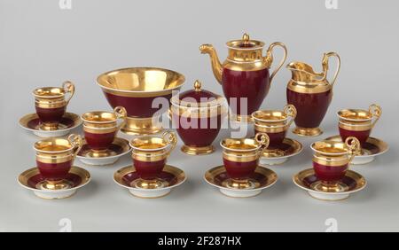 Ensemble café aux accents dorés sur fond rouge-violet. Ensemble de café en porcelaine composé d'une cafetière, d'un pot à lait, d'un bol à sucre, d'un bol encastré et de douze tasses et soucoupes. Les corps des pièces ont un fond rouge violet; les bords de la bouche et du pied, les oreilles et les becs sont entièrement plaqués; avec le bol affleurant et les embases aussi une grande partie de l'intérieur. Le fond rouge est fermé à toutes les pièces du dessus par une large bordure dorée dans laquelle une boisson de feuille est gravée. Monté à l'exception des titres et soucoupes : allumage avec C x 113. En outre, le bol à sucre encore les lettres SC au-dessus de laquelle un sl Banque D'Images