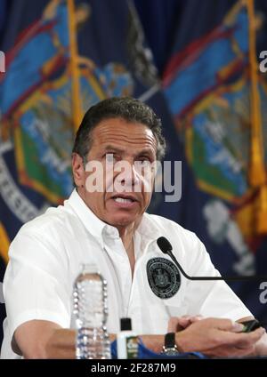 BROOKLYN, NY - 28 MAI : le gouverneur de New York, Andrew Cuomo, ainsi que le comédien/acteur Chris Rock et l'actrice Rosie Perez, ont organisé une conférence de presse quotidienne Covid-19 pour pousser l'utilisation d'un masque afin de protéger contre la propagation du coronavirus au Madison Square Boys and Girls Club le 28 mai 2020 à Brooklyn, New York. Crédit : Mpi43/MediaPunch Banque D'Images