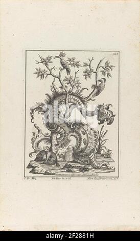 Landschap met bever en vogels; Rocaailles met dieren.A castor est assis avec sa queue dans l'eau. La Rocaille est intimement liée à un arbre. Deux oiseaux dans l'arbre, dont un pic. En haut à droite, 328 chiffres. Banque D'Images