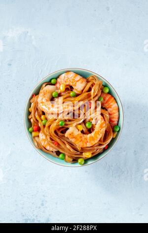 Nouilles épicées aux crevettes, top shot Banque D'Images