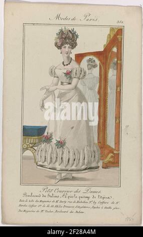 Petit courrier des Dames, 1825, n° 352 : Robe de tulle des Magasins de MR Burly (...).Femme debout vêtue d'une robe de tulle de 'Magasins de MR Burly'. 'Coiffure' par M. Nardin, Hofkapper de la Princesse d'Angleterre. En arrière-plan un miroir psyché ou grand miroir de tortue avec deux miroirs, de 'Magasins de M. Vacher'. Accessoires: boucles d'oreilles, collier, fleur en relief, ceinture (?), gants longs, chaussures plates avec nez pointu et pneus croisés. Imprimé du magazine de mode petit Courier des Ladies (1821-1868). Banque D'Images