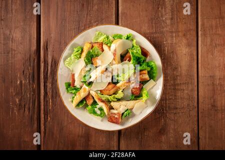 Salade César avec viande de poulet grillée, salade verte et parmesan Banque D'Images