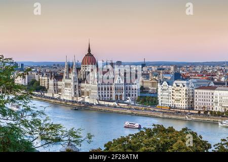 Vue sur le Parlement hongrois, Budapest, Hongrie Banque D'Images