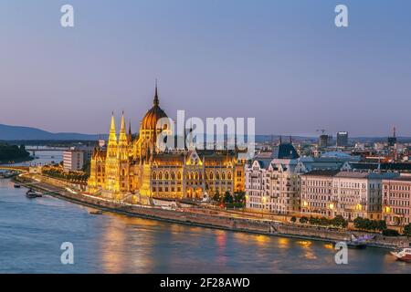 Vue sur le Parlement hongrois, Budapest, Hongrie Banque D'Images