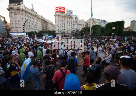 Une foule de manifestants pendant la manifestation.manifestation dans le centre-ville de Buenos Aires les fans et les membres de la famille de Diego Maradona ont affirmé que le légendaire joueur de football argentin avait été tué. 'Il n'a pas mourir. Ils l'ont tué, scandaient les manifestants. Banque D'Images