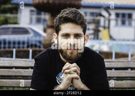 Gros plan sur un beau barbu hispanique le parc Banque D'Images