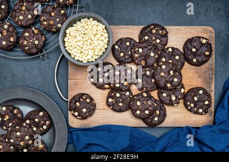 Biscuits aux pépites de chocolat blanc faits maison. Biscuits aux pépites de chocolat Banque D'Images