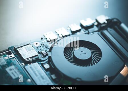 Technologie informatique, overclocking : gros plan d'un ventilateur de refroidissement sur une carte de circuit imprimé Banque D'Images