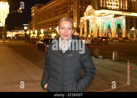 Moskau, Russie. 10 mars 2021. Alice Weidel, chef du groupe parlementaire de l'AfD, se trouve sur la rue Mokhovaya, dans le centre de Moscou. Ce jeudi, Weidel et ses collègues de faction Schlund et Bystron veulent rencontrer les responsables du vaccin. Crédit : Ulf Mauder/dpa/Alay Live News Banque D'Images