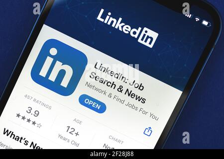 Kharkov, Ukraine - Mars 9, 2021: LinkedIn service logo close up, demande pour la recherche de nouveaux emplois Banque D'Images