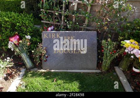 Los Angeles, Californie, États-Unis 9 mars 2021 UNE vue générale de l'atmosphère de l'acteur Kirk Douglas et des tombes de son acteur Eric Douglas au Pierce Brothers Westwood Village Memorial Park le 9 mars 2021 à Los Angeles, Californie, États-Unis. Photo par Barry King/Alay stock photo Banque D'Images