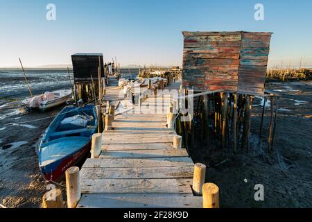 Jetée de Carrasqueira Palafitic à Comporta, Portugal avec bateaux de pêche Banque D'Images