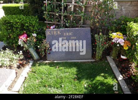Los Angeles, Californie, États-Unis 9 mars 2021 UNE vue générale de l'atmosphère de l'acteur Kirk Douglas et des tombes de son acteur Eric Douglas au Pierce Brothers Westwood Village Memorial Park le 9 mars 2021 à Los Angeles, Californie, États-Unis. Photo par Barry King/Alay stock photo Banque D'Images
