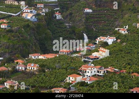 Vue du Miradouro da Torre de vue d'un village de Madère avec une cascade Banque D'Images