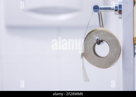 Papier toilette concept: Gros plan de papier toilette rouleau sur crochet chromé, salle de bains Banque D'Images