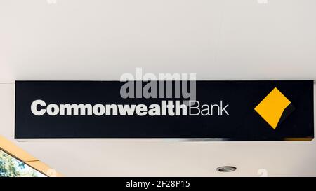 Adélaïde, Australie méridionale - 17 août 2019 : logo de la succursale de la Commonwealth Bank au-dessus de l'entrée près du centre commercial Unley Banque D'Images