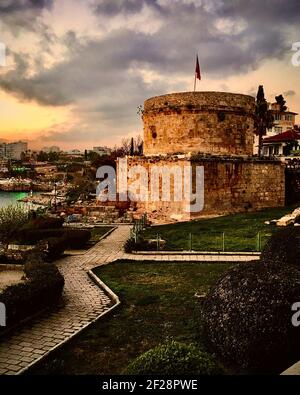 Tour Hidirlik au coucher du soleil, site turc d'Antalya Banque D'Images