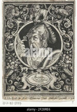 Portret van Judas de Makkabeër in medaillon binnen rechthoekige omlijsting a rencontré ornamenten; Judas Machabeus; de negen besten.Portrait de Judas de Makkabeet avec casque, épée et moustache en médaillon à l'intérieur du cadre rectangulaire avec différents animaux tels qu'un lion, dinde et de cornes avec beaucoup d'ornements. Banque D'Images