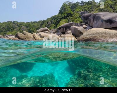 L'eau claire et les rochers de l'île de Ko Miang. Banque D'Images