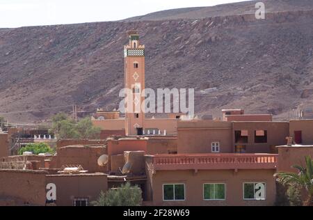OUARZAZATE, MAROC - NOVEMBRE 22; 2018 mosquée dans le village près de Ksar d'ait-Ben-Haddou dans les montagnes du Haut Atlas du désert du Sahara Banque D'Images