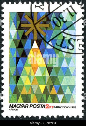 HONGRIE - VERS 1988: Un timbre imprimé en Hongrie, montre l'arbre de Noël fait de triangles colorés, vers 1988 Banque D'Images
