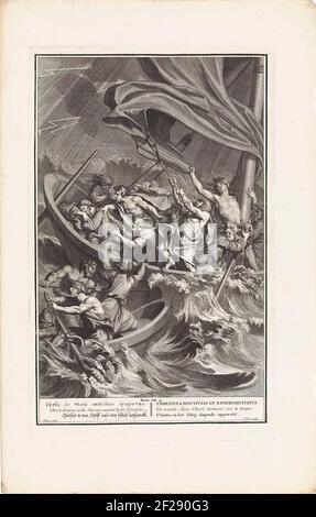 Storm op het Meer van Galilea.le navire avec le Christ et ses étudiants touche soudainement une grosse tempête. Les étudiants ont peur, mais le Christ dort calmement. Illustration du tapis de texte de la Bible. 8:25. Sous l'émission, le titre est en hébreu, anglais, allemand, latin, français et néerlandais. Banque D'Images