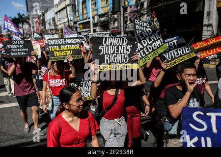 Divers groupes militants appellent à l'expulsion du Président Rodrigo Duterte près du Palais Malacanang à Manille, Philippines. Banque D'Images