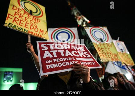 Les défenseurs de la liberté de la presse crient des slogans lors d'une manifestation devant le siège de l'ABS-CBN à Quezon City, dans la région métropolitaine de Manille, aux Philippines. Banque D'Images