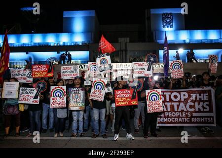 Les défenseurs de la liberté de la presse crient des slogans lors d'une manifestation devant le siège de l'ABS-CBN à Quezon City, dans la région métropolitaine de Manille, aux Philippines. Banque D'Images