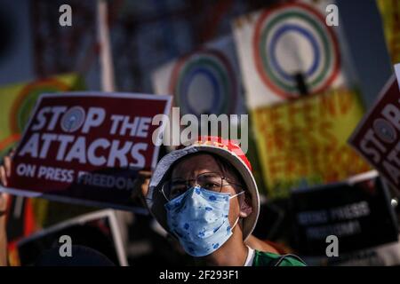 Les défenseurs de la liberté de la presse crient des slogans lors d'une manifestation devant le siège de l'ABS-CBN à Quezon City, dans la région métropolitaine de Manille, aux Philippines. Banque D'Images