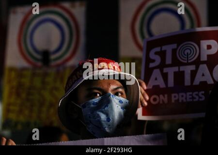 Les défenseurs de la liberté de la presse crient des slogans lors d'une manifestation devant le siège de l'ABS-CBN à Quezon City, dans la région métropolitaine de Manille, aux Philippines. Banque D'Images