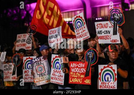 Les défenseurs de la liberté de la presse crient des slogans lors d'une manifestation devant le siège de l'ABS-CBN à Quezon City, dans la région métropolitaine de Manille, aux Philippines. Banque D'Images