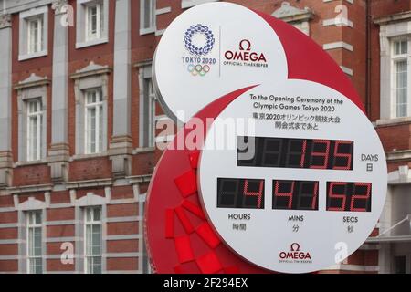 Tokyo, Japon. 10 mars 2021. Compte à rebours des Jeux Olympiques de Tokyo 2020 montrant 135 jours restants jusqu'à l'ouverture officielle de l'événement sportif. Crédit : SOPA Images Limited/Alamy Live News Banque D'Images