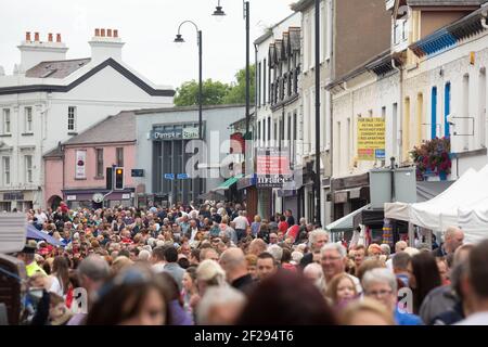 Des cowds de personnes remplissent les rues pendant la foire Auld Lammas à Ballycastle, Moyle, comté d'Antrim, Irlande du Nord, Royaume-Uni Banque D'Images