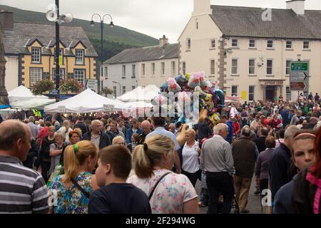 Des cowds de personnes remplissent les rues pendant la foire Auld Lammas à Ballycastle, Moyle, comté d'Antrim, Irlande du Nord, Royaume-Uni Banque D'Images