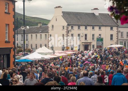 Des cowds de personnes remplissent les rues pendant la foire Auld Lammas à Ballycastle, Moyle, comté d'Antrim, Irlande du Nord, Royaume-Uni Banque D'Images