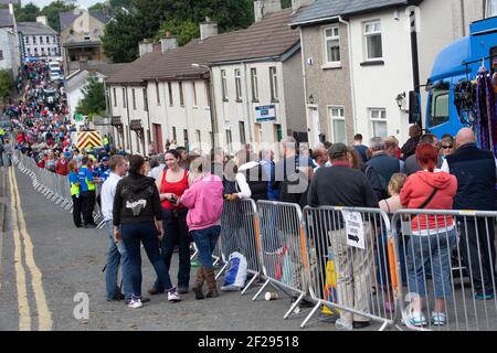 Des cowds de personnes remplissent les rues pendant la foire Auld Lammas à Ballycastle, Moyle, comté d'Antrim, Irlande du Nord, Royaume-Uni Banque D'Images